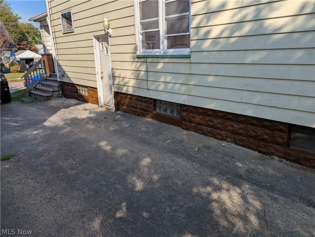 Photo of 127 Courtland Avenue, Campbell, OH 44405 (MLS # 5213853)