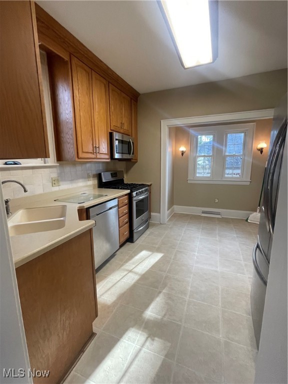 Main image without alt text