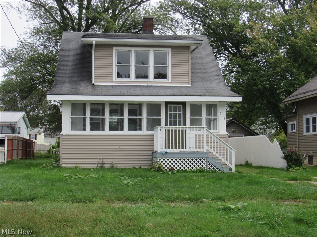This 2 bedroom 1 bath renovated bungalow has great charm. The newly painted neutral colored walls are warm and inviting along with the new carpet and laminate flooring throughout the home. This home is close to Walnut Beach, Bridge Street and Harbor-Topky Library. Semi-paved driveway leads to a detached one-car garage and a large sized back yard.