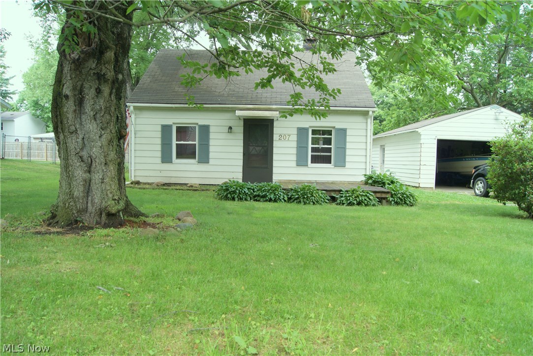 Cozy cod on a quiet street. Has been updated just needs your finishing touches. New kitchen cabinets and counters in 2015. Hard wood floors through out first floor. (Under carpet in first floor bedroom.) New roof 2013. New hot water tank 2016.
Don't miss out! Call today to schedule your showing!