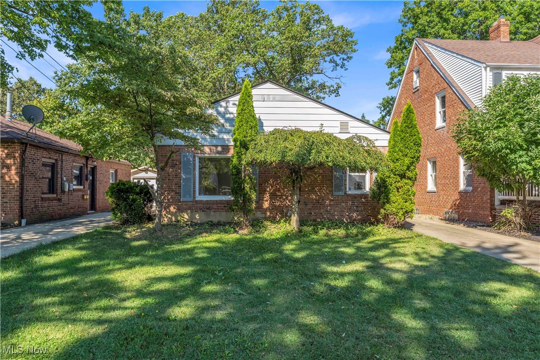 1152 Elmwood Rd, Mayfield Heights - Spacious 3-bed 1-bath single-family home! //
$ 1650 rent / $ 1650 deposit //
$55 application fee per adult //
1-2 pets OK in this unit. After application pre-approval, a PetScreening is required for any animals to proceed with one of our properties; a PetScreening affidavit is still required if you have no pets. (Some breed restrictions apply per HUD guidelines). //
NO SMOKING //
1 time $199 non-refundable set up fee paid at lease signing //
$35/month required resident benefit package; can include personal property/liability insurance for an additional $10/month for $45/month total. //
After application Pre-Approval 1 applicant per household application is required to fill out a PetScreening application, before being about to proceed with placing a Reservation Fee for one of our properties. You will receive a pre-approval for your application and in order to proceed, the PetScreening is required. Even if you have NO pets - this application must be filled out. One time, non-refundable pet fee of $250-600 per animal applies to all pets & must be paid before or when you pay your first month rent. (No fee for qualified assistance animals). //
Our application is processed through secure site: Findigs, and they require ID and income verification. Without this, your application will not be processed. They offer 24/7 chat support on their application directly if you have any questions. //
BEDROOMS:3 //
BATHROOMS:1 //
APPLIANCES PROVIDED: Fridge, stove, and microwave //
UTILITIES / RESIDENT RESPONSIBILITY: Residents are responsible for all utilities including: water/sewer/trash, gas & electric and are responsible to maintain lawn care maintenance & snow removal. //
Serious inquiries only.