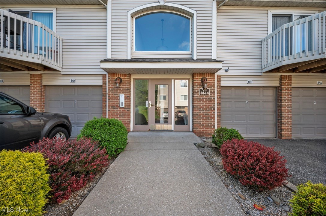 Brookledge Commons Condos - Residential