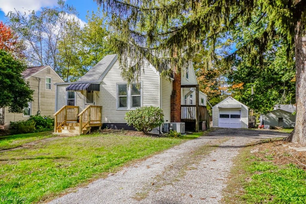Photo of 327 Stewart Avenue SW, Massillon, OH 44646 (MLS # 5165283)