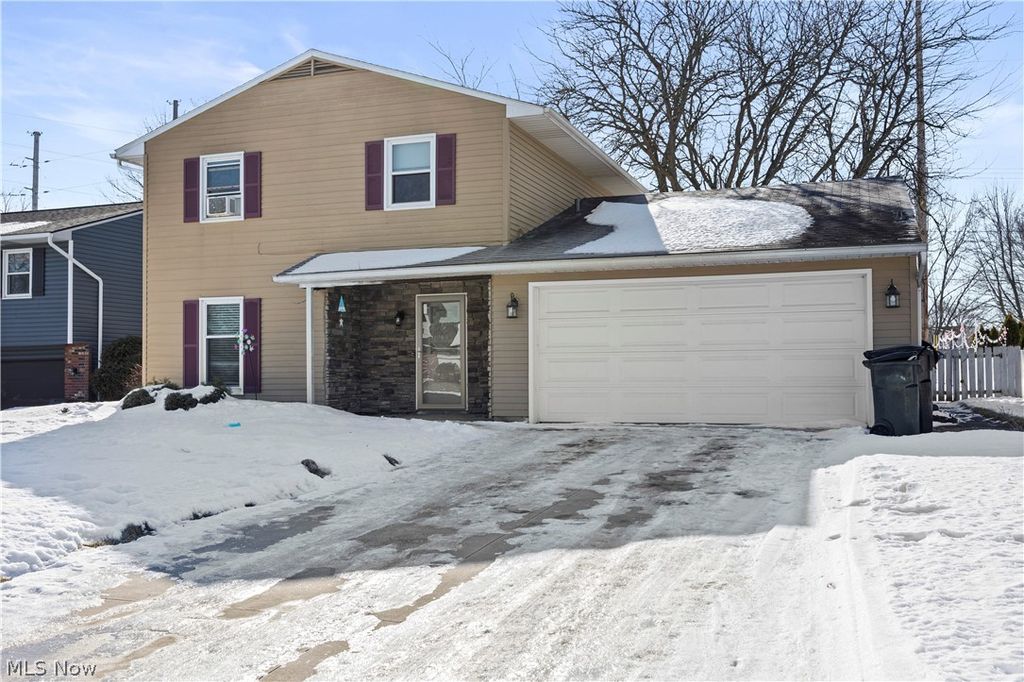 Photo of 367 Crestview Drive, Elyria, OH 44035 (MLS # 5187155)