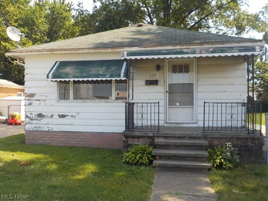 2 bed, 1.5 bath Elyria, OH home for sale. The home will need work and repairs before move in ready. It could make a great
investment property. Fix and flip! Or rental!