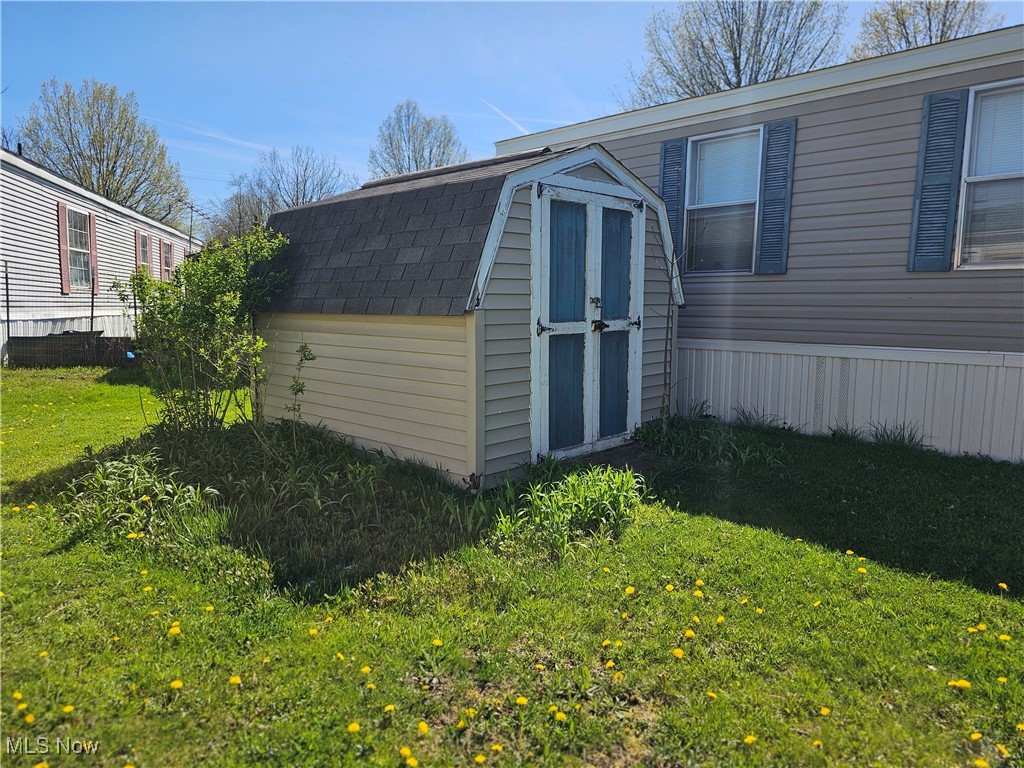 23 Thomas Drive, Middlefield, Ohio image 3