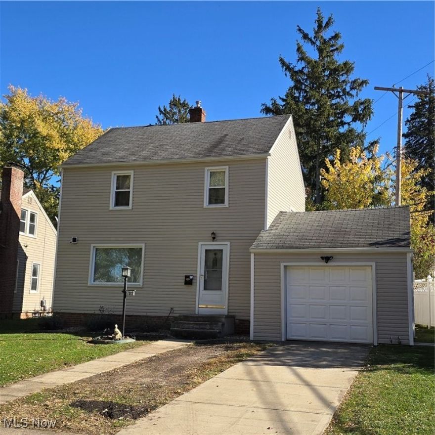 Beautiful vinyl sided colonial!!!! Newly renovated bathroom and kitchen!!!! Very nice new flooring throughout!!!! Replacement vinyl windows!!!  I car attached garage!!!! Move right in!!!!! 1 year warranty!!!! Easy to see!!!!