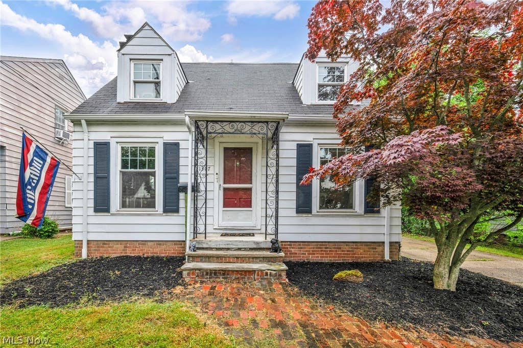 Photo of 1307 Gordon Road, Lyndhurst, OH 44124 (MLS # 5219146)