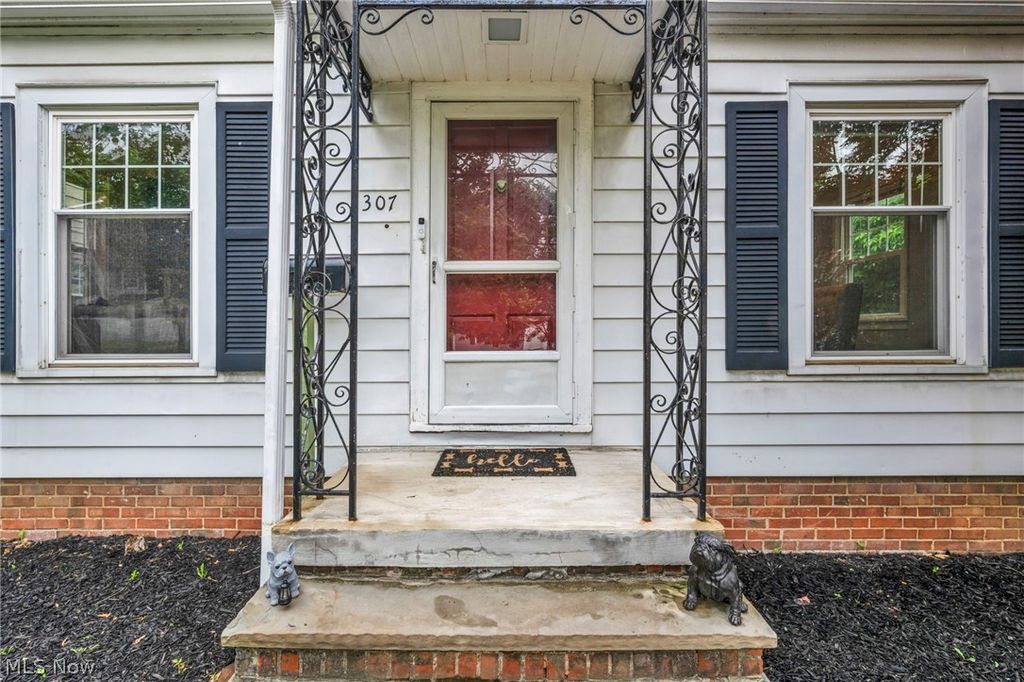 Photo of 1307 Gordon Road, Lyndhurst, OH 44124 (MLS # 5219146)