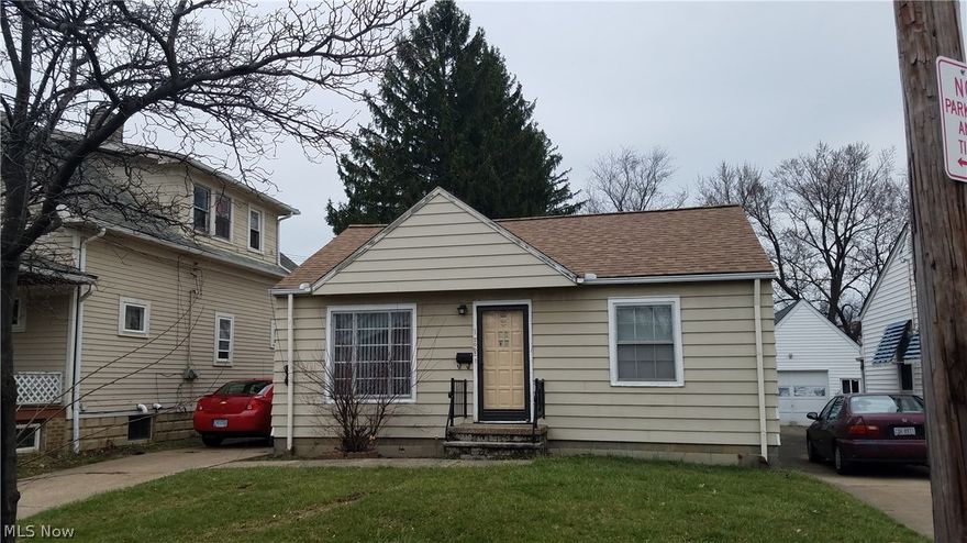Why pay Rent when you can own this move in ready home.  Super large backyard.  Priced to sell, many updates, Newer carpet, refinished kitchen, furnace 2009.  Roof only 5 years old.  Dead end quiet street.