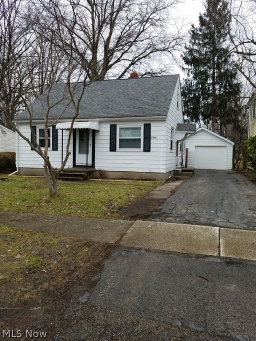 Newly renovated Bungalow.  New Kitchen, updated bathroom with walk in shower.  HUGE family room, park like fenced back yard.  MUST SEE!!