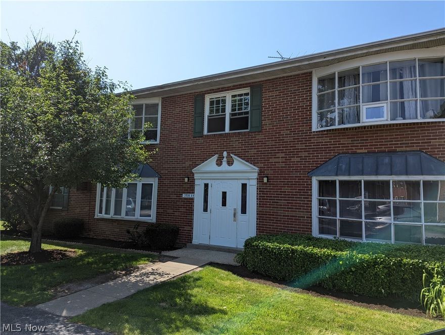 Come view this spacious one bedroom Condo. Just minutes away from freeway access and all the city's local amenities. This unit provides an open concept feel, with a great eating area.