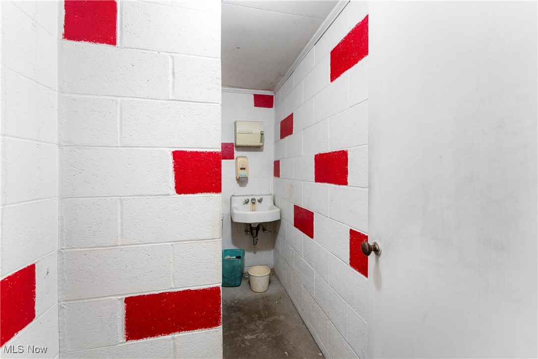 Village/Navarre - Commercial Sale