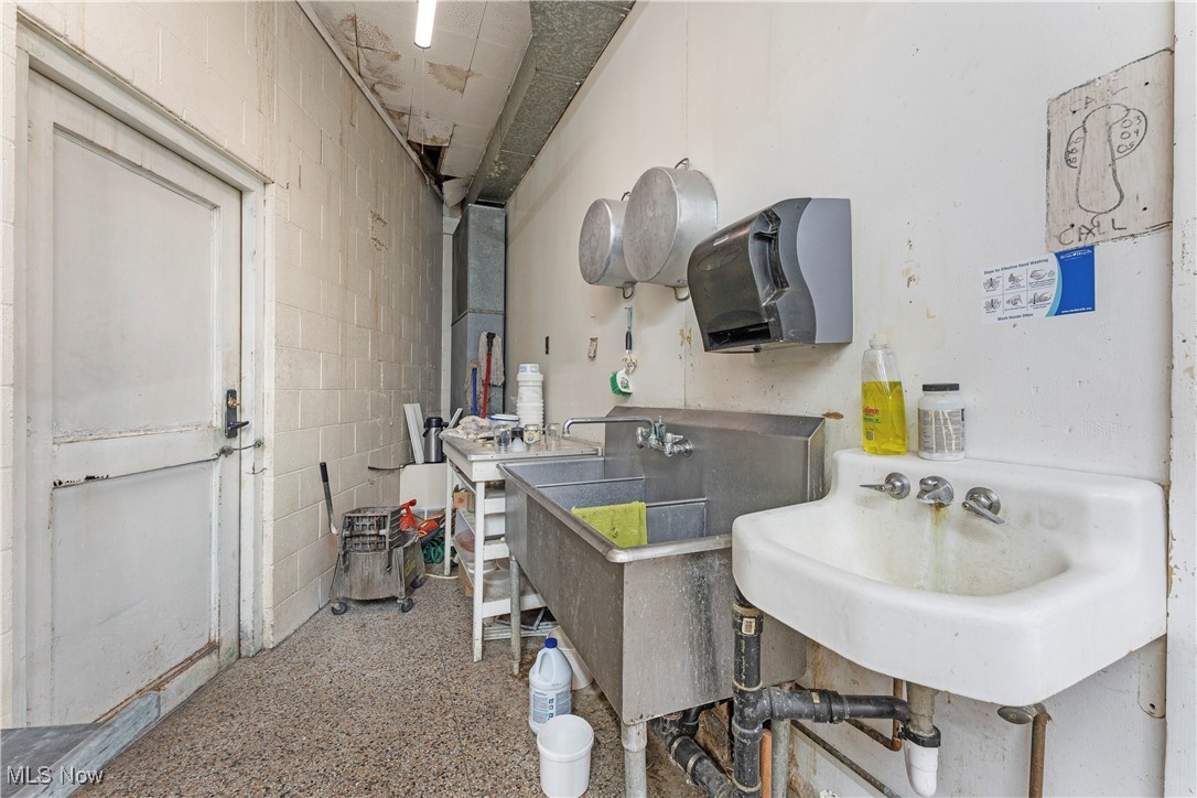 Village/Navarre - Commercial Sale