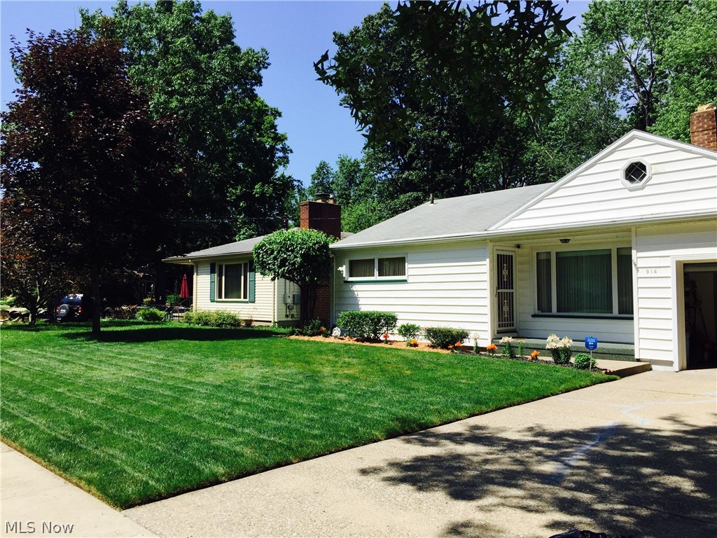 Welcome to 914 N. Bentley: Lovely 3-bedroom, 1-Bath Ranch home featuring an eat-in kitchen with all appliances, living room with fireplace, family room, full basement, central air, one-car attached garage, patio and large yard.