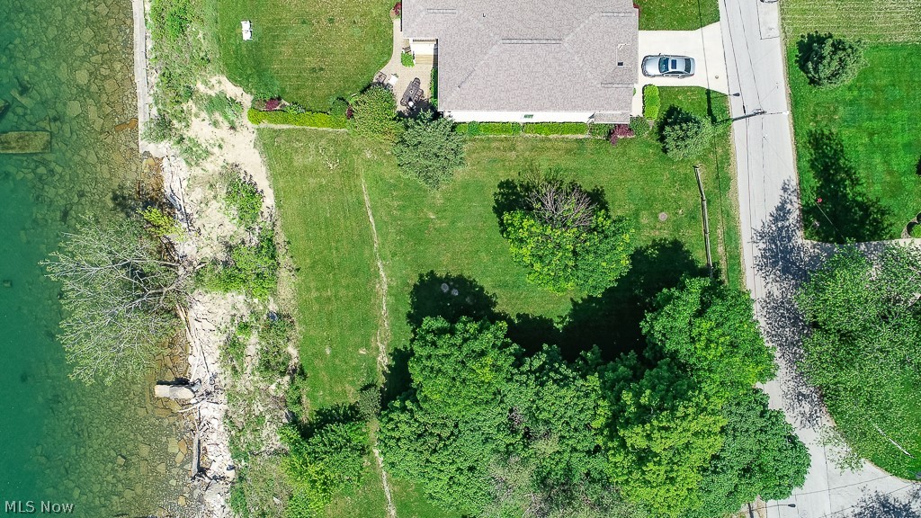 Willobee-On-The-Lake 02 - Land