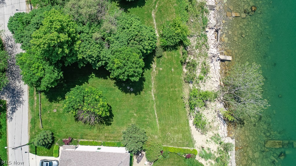 Willobee-On-The-Lake 02 - Land