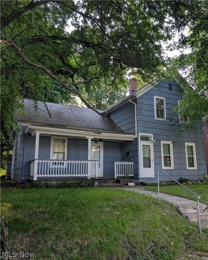 Investor special! Steady cash flowing duplex with strong rental history. The lower unit is a 1 bed, 1 bath that is currently rented for $575. The upstairs unit is an efficiency and currently vacant. Close proximity to The University of Akron. Schedule your private showing today!