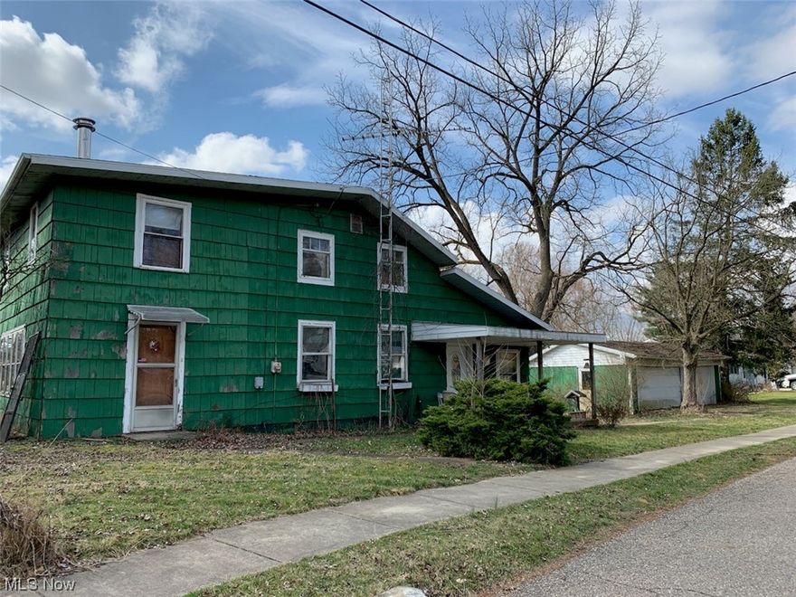 Built in 1824, this 3 bed, 1 bath 2-story home was one of the first homes built in the village of Smithville. Needs complete renovation.
Situated on 1.49 ac next to the creek. Includes a 3-car garage. On public utilities.