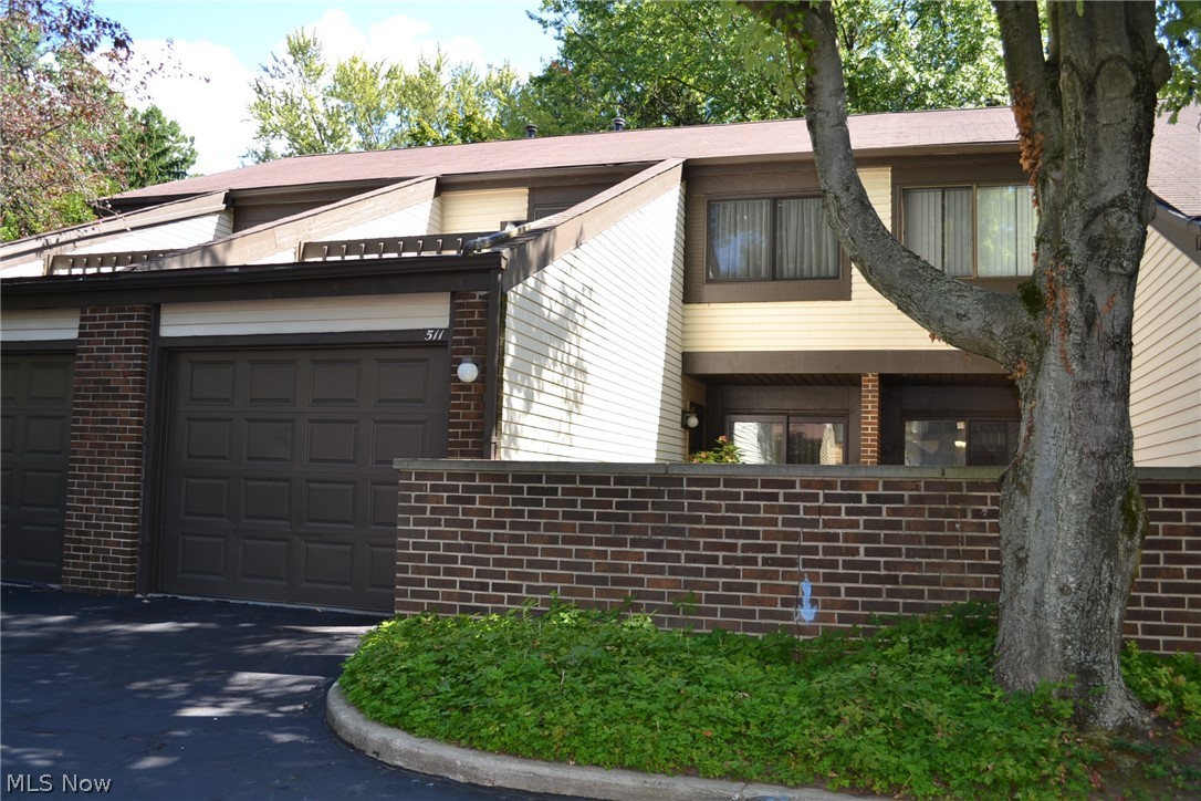 Meticulously maintained 3 bedroom Townhouse in a Private & Quiet East Boundary Location. Completely ready for you to move in and enjoy your new home. Richmond Place is a beautiful complex with lovely landscaping, and offer a swimming pool, tennis courts, playground and clubhouse with sauna. A wonderful place to call home!