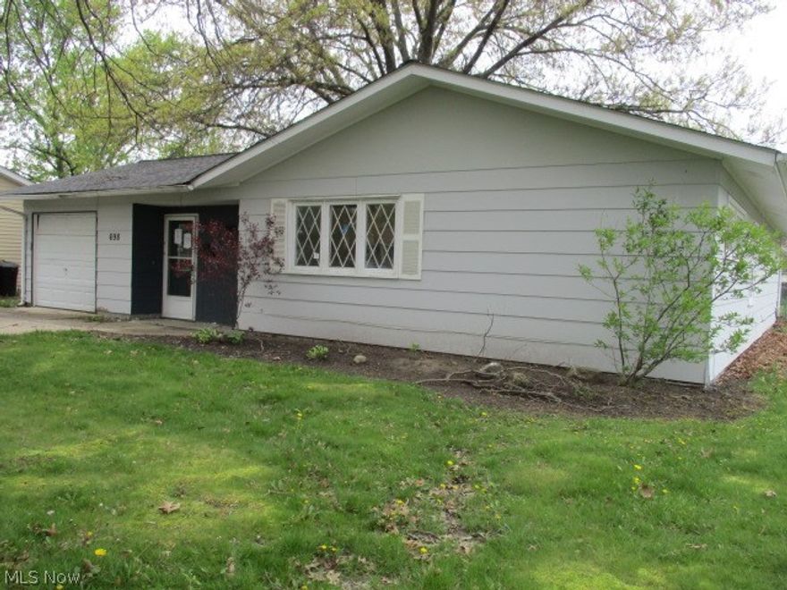 Welcome home to 698 Trotter Lane in Berea, Ohio. This ranch style home features an open floor plan, perfect for your entertaining. Open
kitchen leading to a formal dining area. Large backyard with deck and enclosed sunroom. Bring your personal touches to make this house a
home of your own. Case #412-621677