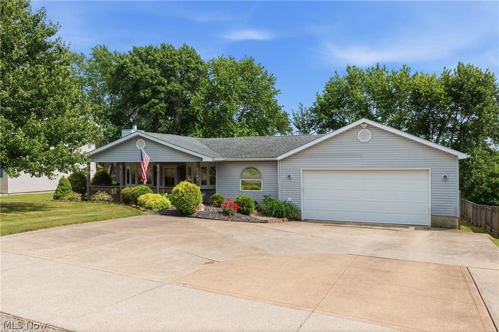 Photo of 5766 Drenta Circle SW, Navarre, OH 44662 (MLS # 5217749)