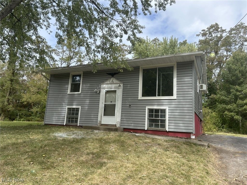 Photo of 368 Maryknoll Avenue, Campbell, OH 44405 (MLS # 5181432)