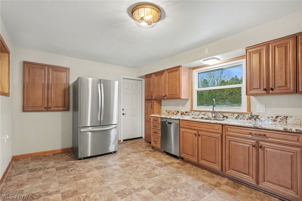 Photo of 1215 Pleasant Valley Drive NE, Warren, OH 44483 (MLS # 5188638)