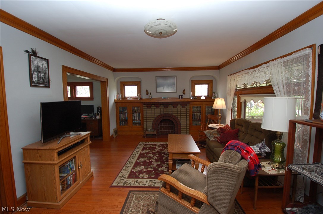 Economy R/E & Bldg Cos Crestv - Residential