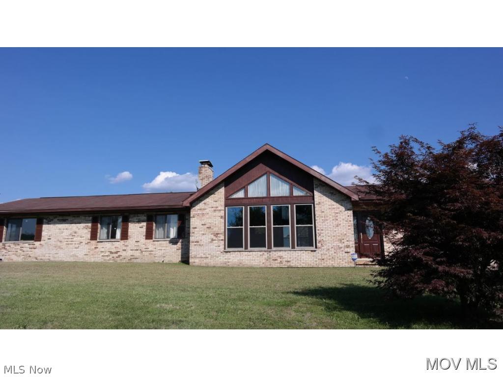 Custom built contemporary ranch. Vaulted beamed ceilings, open concept kitchen-dining-great room with floor to ceiling windows & wall-to-wall massive stone fireplace. Kitchen has never-used Kenmore appliances, trash compactor, microwave, smooth top range with double oven & newer cherry floors. Wincore insulated windows with warranty, many brand new. Central vac. 1st floor laundry room. Huge FR in basement. Glagstone entry. Sits a half mile off Rt 50, waiting to be brought back from the 70's with an updating of carpet & baths. 3 full baths & a half. $4,000 credit for carpet: you choose! Elem: Blennerhassett Elementary Scho Elem/Bus: Y JrHigh: Blennerhasset Jr. High School JrHigh/Bus: Y High: Parkersburg South High High/Bus: Y Fire: VOL Police: SHF PossFreeGas: N ;SQFT=Fin L1:1733, Fin Bsmt:504, Fin Above:1733, Fin Total:2237, Unfin Bsmt:100, Unfin Above:100;GAR= 2 Car Att;PRKG= Parking Pad