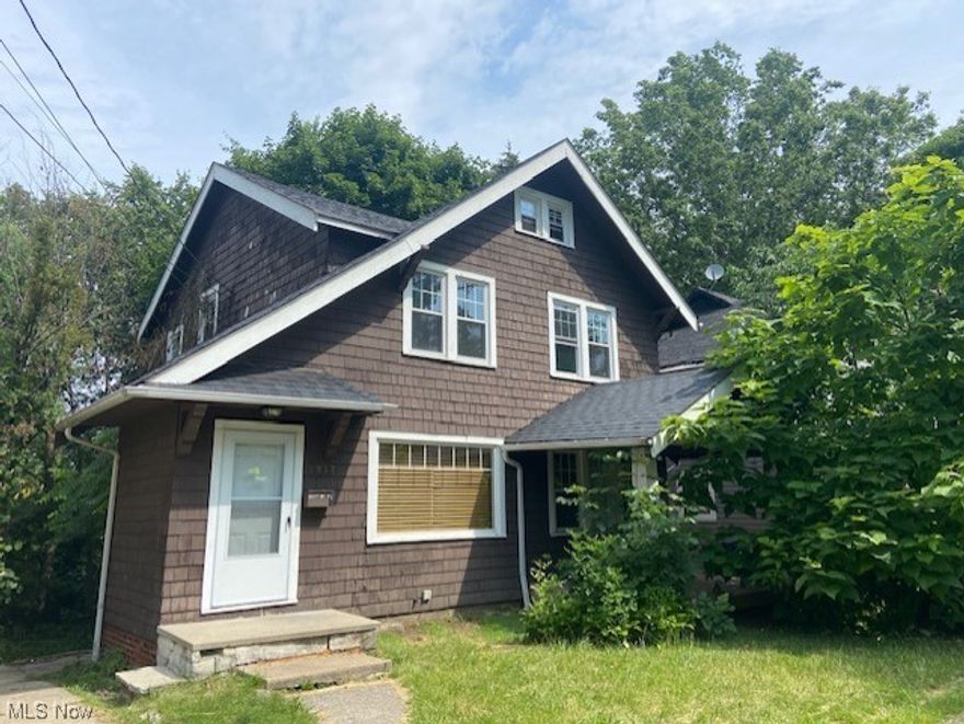 Fantastic 4 bedroom 1 1/2 bath on a quiet street in beautiful Cleveland Heights !!! 
Close to all amenities, shopping, museums, hospitals, schools, University Circle. 
Call today to schedule a showing !!!