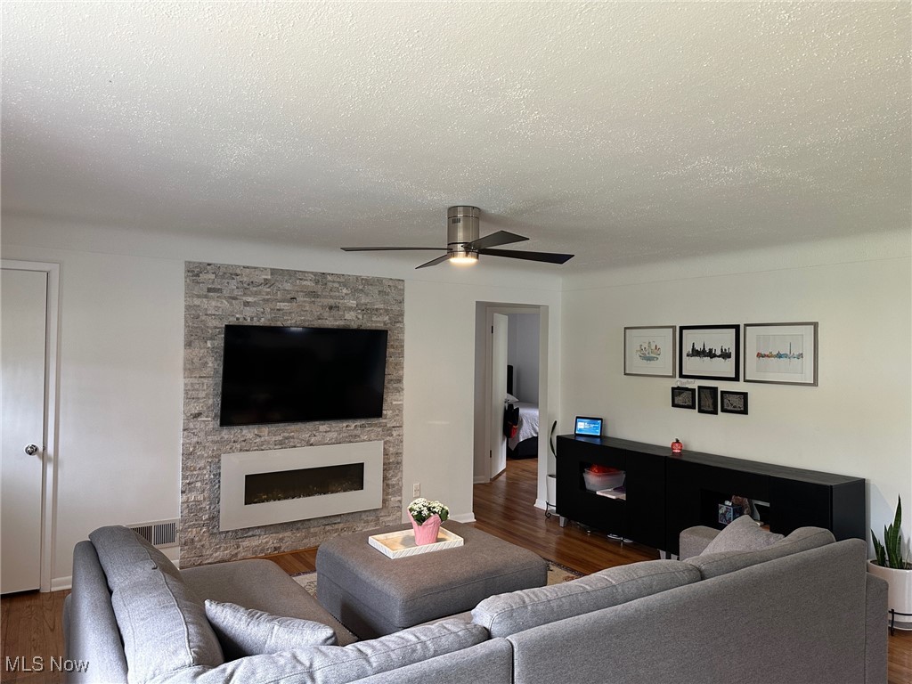 2212 E 290th Street, Wickliffe, Ohio image 5