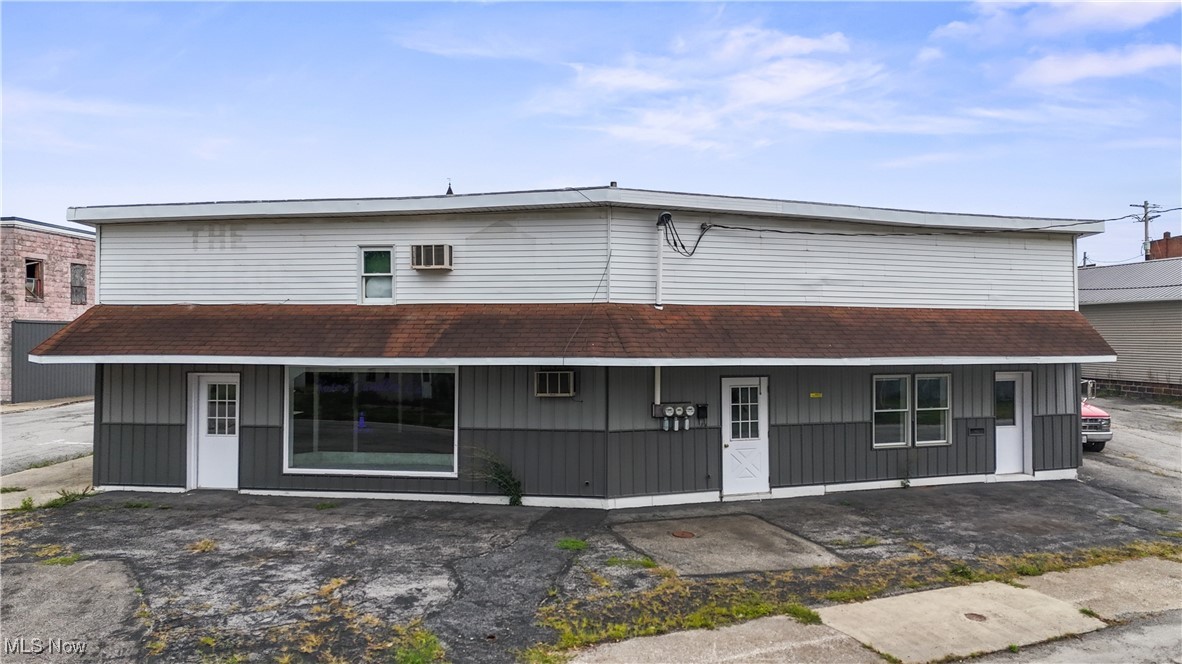 Turnkey Investment Property with Cash Flow. This unique, income-generating property offers consistent returns and low-maintenance ownership. Ideal for investors seeking a reliable addition to their portfolio. A rare opportunity to secure a high-performing asset. PLEASE ALLOW 48 HOURS for response to any offers