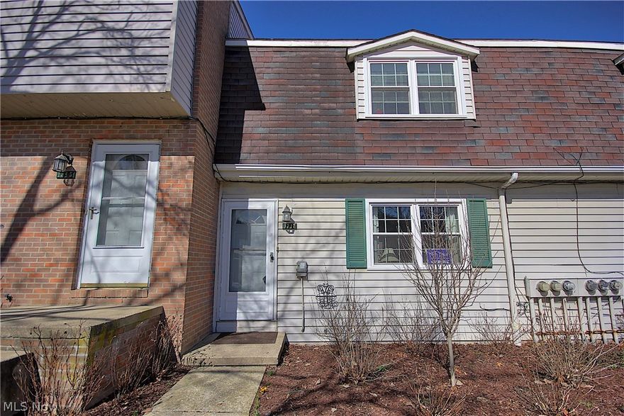 Brimfield condo. Close to KSU and NEO Med. 2 bed 1 1/2 bath. Updated and move in ready. New flooring, Paint through out. Wood Deck,1 car garage. Must see. Call for your appointment today.