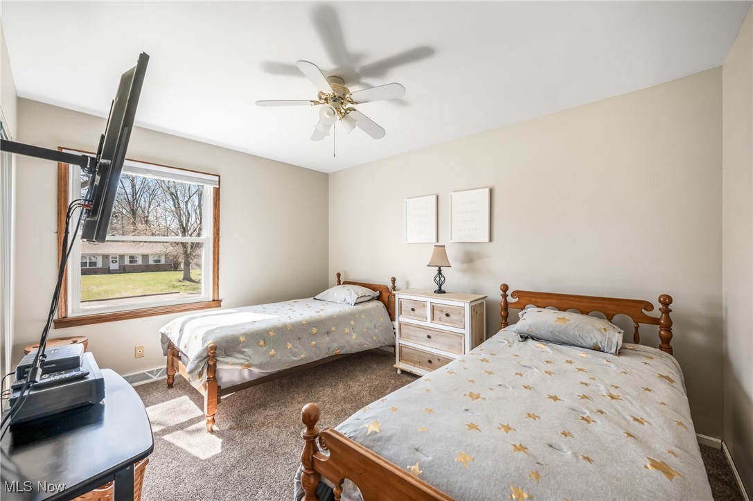4121 Greenmont Drive, Warren, Ohio image 31