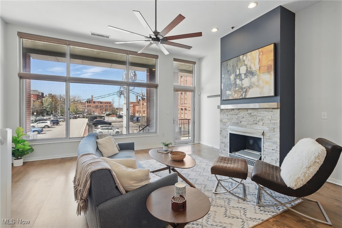 Cleveland, Ohio 44113, United States, 2 Bedrooms Bedrooms, ,3 BathroomsBathrooms,Residential,Active,189974