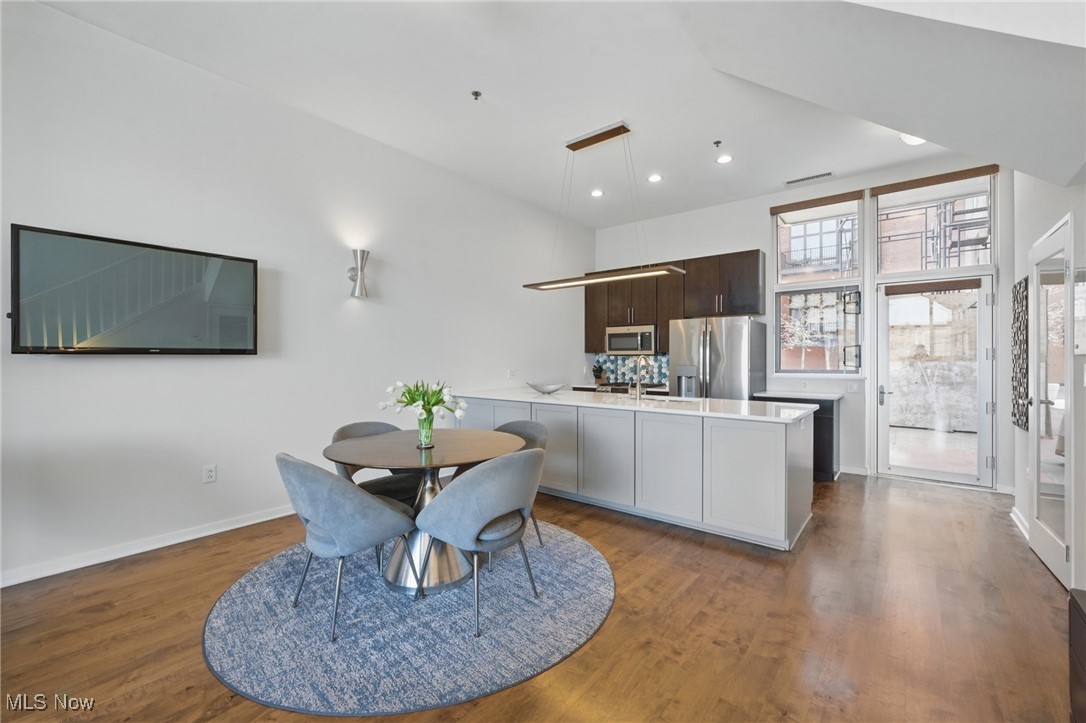 Cleveland, Ohio 44113, United States, 2 Bedrooms Bedrooms, ,3 BathroomsBathrooms,Residential,Active,189974