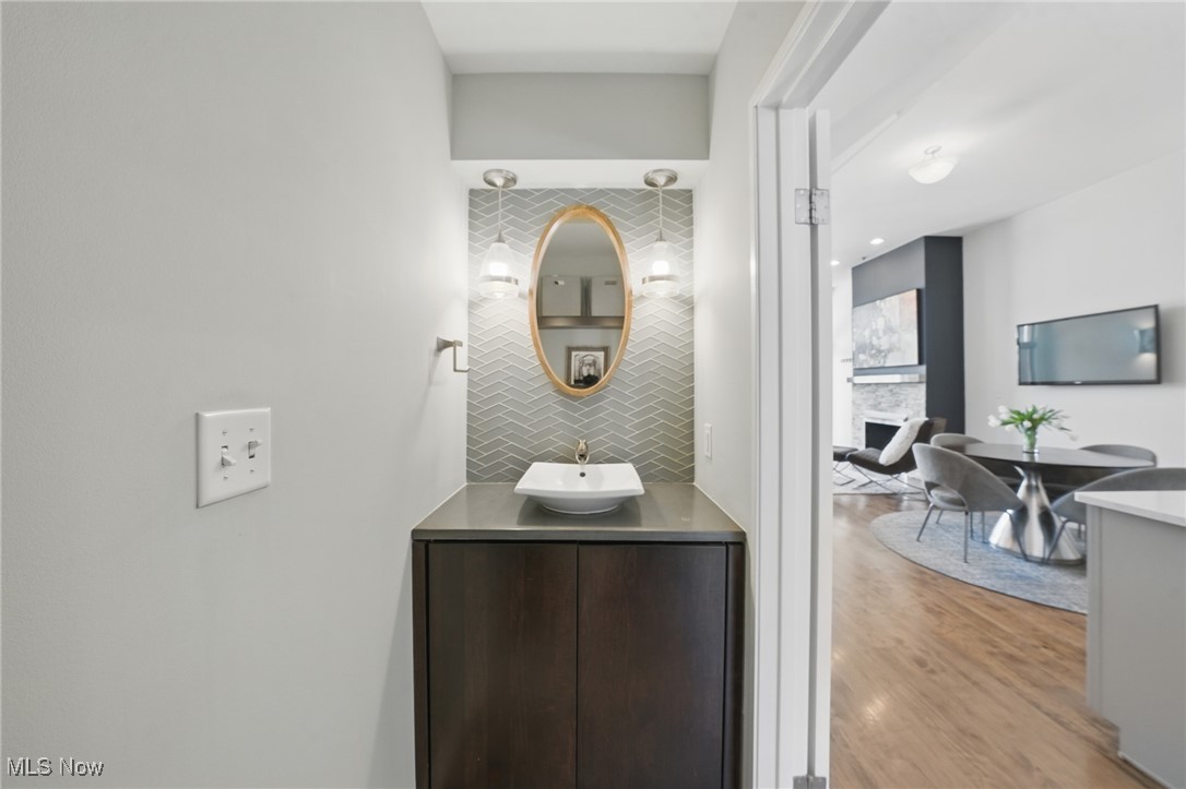 Cleveland, Ohio 44113, United States, 2 Bedrooms Bedrooms, ,3 BathroomsBathrooms,Residential,Active,189974