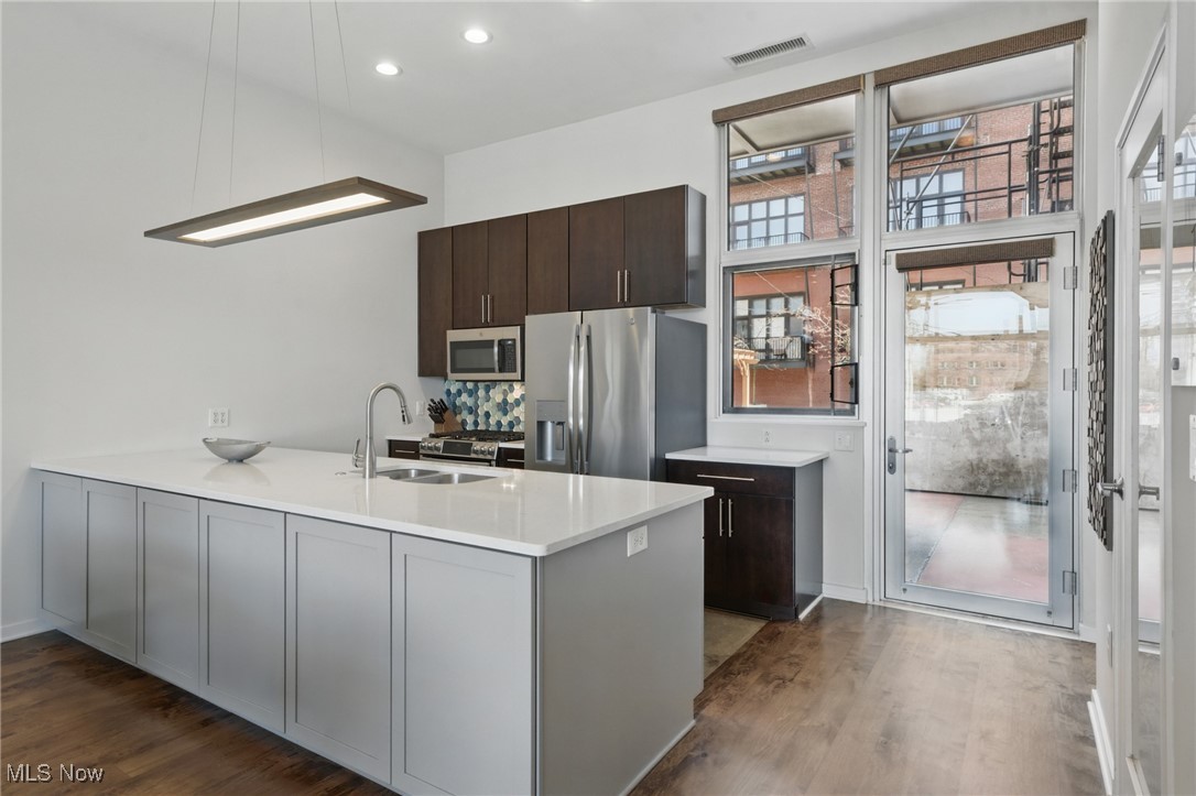 Cleveland, Ohio 44113, United States, 2 Bedrooms Bedrooms, ,3 BathroomsBathrooms,Residential,Active,189974