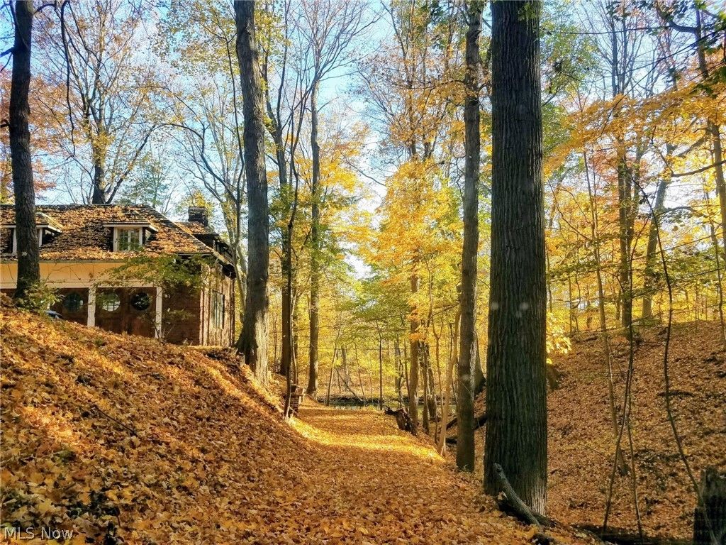 Photo of 285 Corning Drive, Bratenahl, OH 44108 (MLS # 5195738)