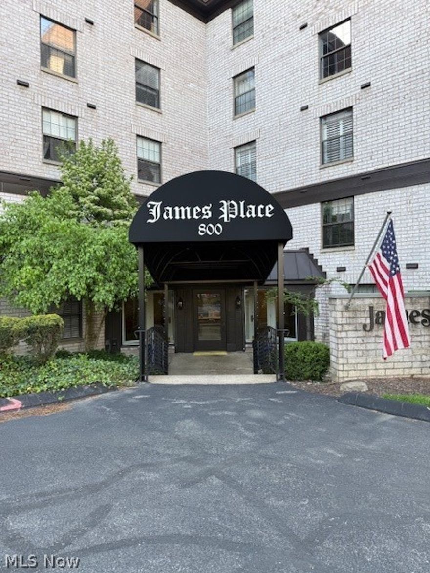 Enjoy the convenience of one floor living, master has en suite with washer/dryer hook-up, multiple closets and plenty of storage. Extra room can be used as an office or den; residents enjoy the Kingswood Club (indoor pool, hot tub and sauna); also has a party room that overlooks the pond. The Maintenance Fee, per month, covers all utilities except sewer. Underground heated garage also has a car-wash bay. Comes with a storage locker, great location, close to all major highways and shopping! Do not  miss this opportunity