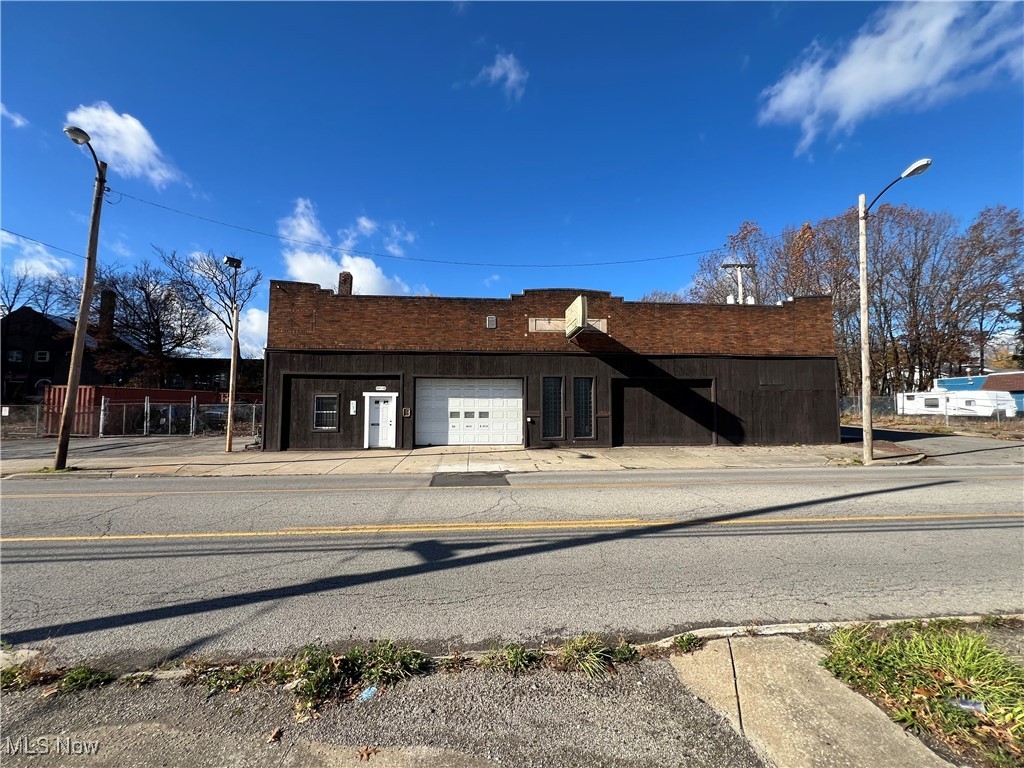 Owner financing Available! Auto Body Shop for sale, This building is over 11,000 sqft with full paint booth and frame machines. large fenced in parking lot located in the middle of Youngstown's re development making this build the ideal location.
Additional lot also available