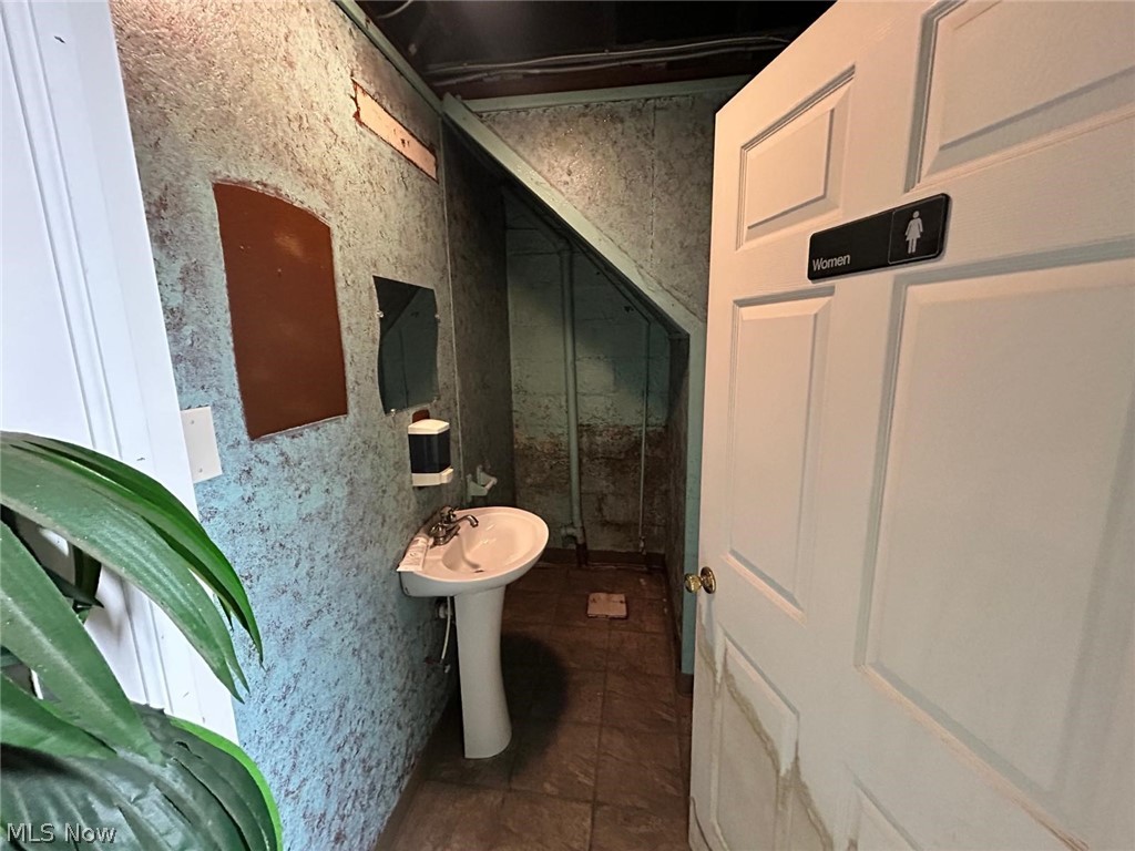 Lake Breeze - Commercial Sale