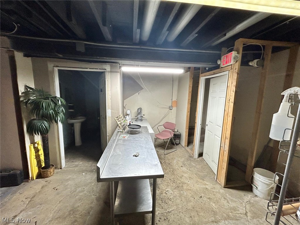 Lake Breeze - Commercial Sale
