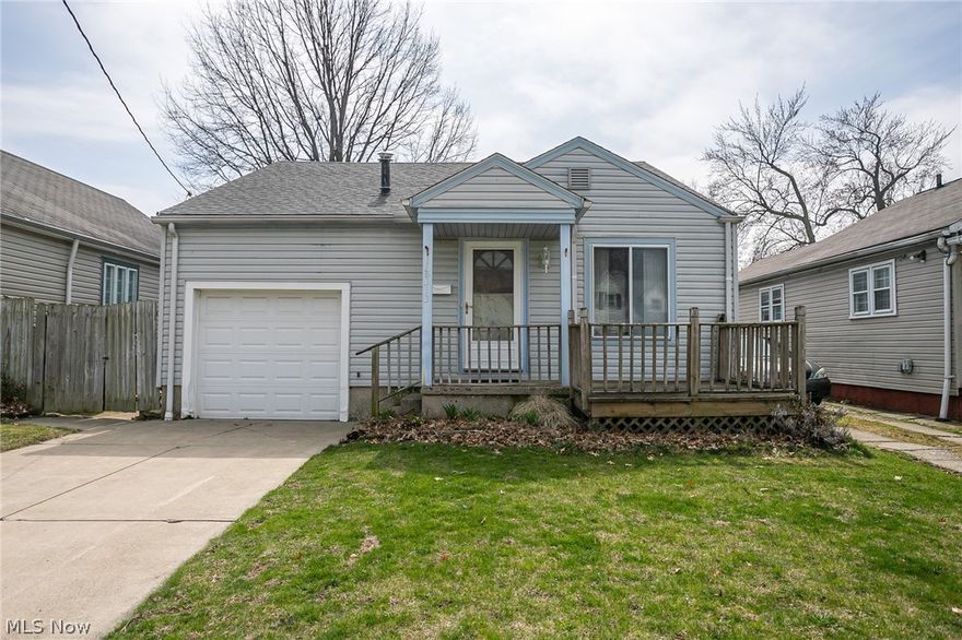 Loads Of Room 1600+ Sq Ft Bungalow. 2/3 Bdrms Family Rm Neutral Decor Replacement Windows