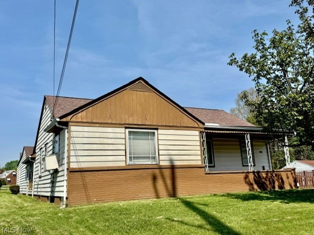 Photo of 3006 Shirley Road, Youngstown, OH 44502 (MLS # 5204464)