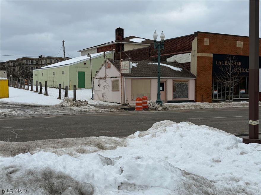 Mixed Use: 1,720 sf Office and Warehouse buildings zoned "B-5" Central Business. The office building is 520 sf and it has a half bathroom. The brick warehouse building is 1,200 sf and  has 10' ceiling with one 9' overhead door and a man door. Plumbed for a restroom. Resnor heater. Parking in rear of building. Currently the adjoining building at 814 Cleveland Ave. is also available for sale.