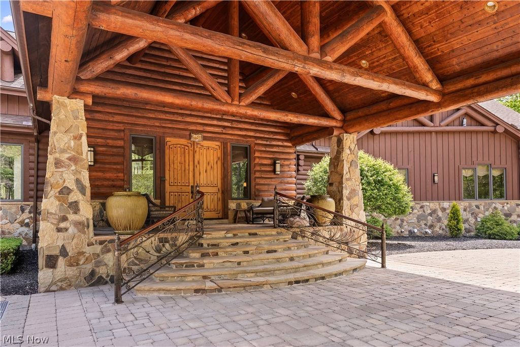 Photo of 805 Cascades Drive, Aurora, OH 44202 (MLS # 5211438)