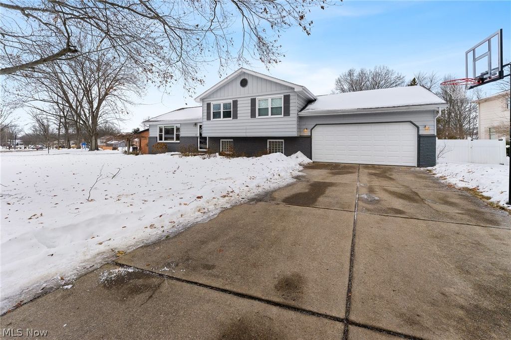 Photo of 8460 Crystal Dr, Boardman, OH 44512 (MLS # 5186749)
