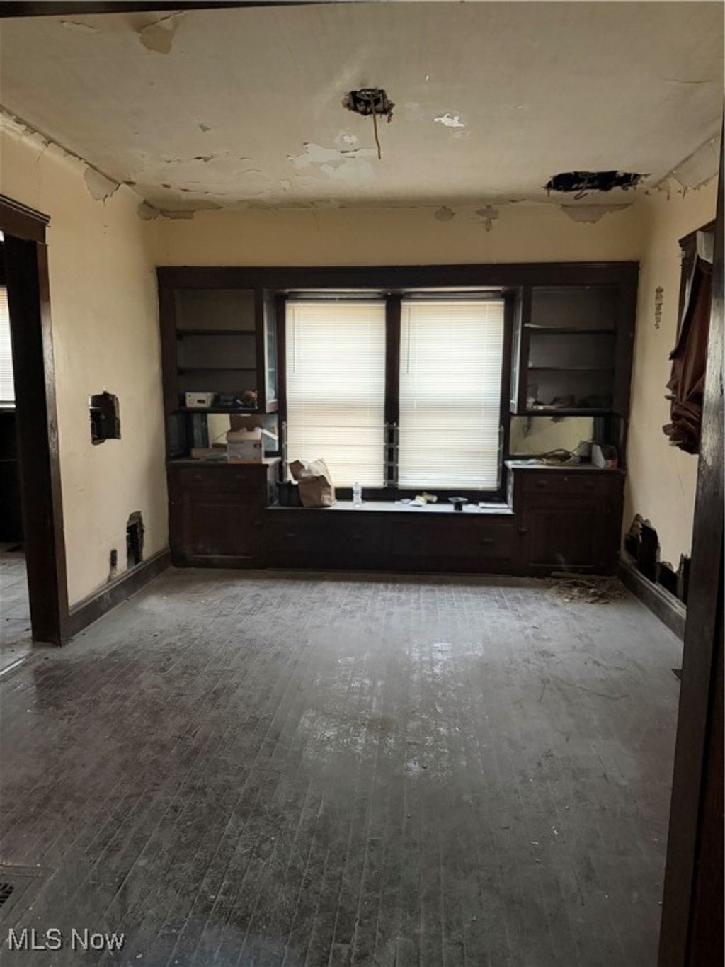 Photo of 9710 Parmelee Avenue, Cleveland, OH 44108 (MLS # 5177608)